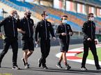 Фернандо Алонсо вместе с инженерами Alpine F1 на турецкой трассе