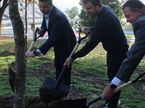 Фернандо Алонсо сажает дерево рядом с автодромом в Барселоне, фото пресс-службы трассы