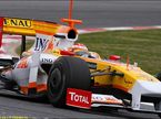 Фернандо Алонсо на тестах в Барселоне за рулем Renault R29