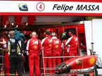 Механики Ferrari пытаются починить машину Массы в квалификации