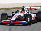 Никита Мазепин за рулём новой машины Haas F1 на трассе в Барселоне