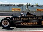 Марио Андретти за рулём чемпионской машины Lotus на автодроме COTA, фото пресс-службы Pirelli