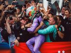 Кими Антонелли принимает поздравления от команды Mercedes после победы в Майами, фото пресс-службы Mercedes