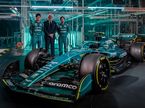 Гонщики Aston Martin и Лоуренс Стролл, владалец команды, у новой машины AMR22, фото пресс-службы команды
