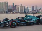 Машина Aston Martin AMR22 на фоне панорамы Хьюстона, фото пресс-службы команды