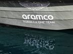 Логотип Aston Martin F1 на борту яхты, пришвартованной в гавани Монако, фото XPB