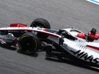 Эстебан Окон за рулём Haas VF-26 на трассе в Сепанге, фото XPB
