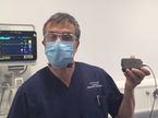 Профессор Тим Коатс, консультант по неотложной медпомощи, демонстрирует MediCom