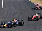 Макс Ферстаппен опережает гонщиков Ferrari на трассе Гран При Венгрии, фото XPB