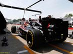 Машина Фернандо Алонсо в боксах McLaren, Канада