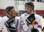 Валттери Боттас и Даниил Квят во время товарищеского матча по хоккею в Канаде, 2014 год