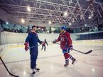 Валттери Боттас (справа) и Пол Байорон, нападающий Montreal Canadiens, на хоккейной тренировке в Монреале