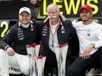 Слева направо: Валттери Боттас, председатель совета директоров Mercedes Дитер Цетше, Льюис Хэмилтон