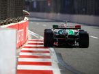 Валттери Боттас за рулём машины Alfa Romeo С42 на трассе в Баку, фото пресс-службы команды