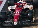 Валттери Боттас за рулём Alfa Romeo C42 на трассе Яс-Марина