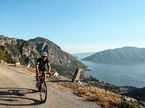 Валттери Боттас крутит педали в Черногории, фото из социальных сетей