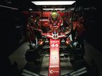 Льюис Хэмилтон в боксах Ferrari на Гра При Сингапура, фото пресс-службы команды