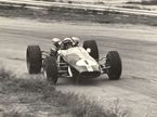 Джек Брэбэм за рулём Brabham BT19, фото пресс-службы фестиваля в Гудвуде