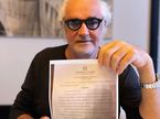 Флавио Бриаторе демонстрирует решение суда о закрытии дела, фото из его Instagram