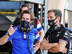 Давиде Бривио, гоночный директор Alpine F1 (справа) и Фернандо Алонсо