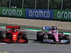 Машины Ferrari и Racing Point на трассе в Шпильберге