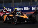 Джейк Хьюз за рулём машины McLaren на трессе в Мехико, фото пресс-службы команды