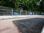 Новый асфальт в 1-м повороте трассы в Баттерси-парке
