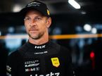 Дженсон Баттон в боксах Cadillac на автодроме Fuji Speedway, фото из социальных сетей