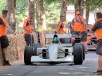 Карун Чандхок за рулём McLaren MP4/8B на трассе в Гудвуде, стоп-кадр из видео McLaren