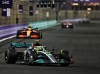 Льюис Хэмилтон за рулём Mercedes W13 на трассе в Джидде, фото XPB