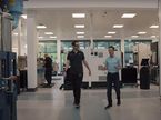 Энтони Дэвидсон (справа) и Джеймс Педдл на участке мехобработки