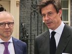Тото Вольфф и Стефано Доменикали у резиденции премьер-министра Великобритании
