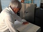 Берни Экклстоун и уникальное издание книги The Official Formula 1 Opus