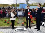 Джон Элканн на открытии памятной таблички