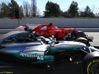 Машины Ferrari и Mercedes на тестах в Барселоне