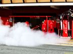 Клубы дыма в боксах Ferrari