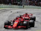 Машины Ferrari на трассе Гран При Бразилии