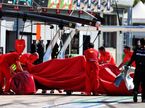 Разбитая машина Шарля Леклера, доставленна с трассы в боксы Ferrari, фото XPB