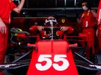 Карлос Сайнс в боксах Скудерии, фото пресс-службы Ferrari