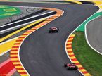 Машины Ferrari на трассе в Спа