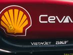 Логотип VistaJet на машине Ferrari