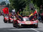 Гиперкары Ferrari 499P на улицах Маранелло, фото пресс-службы команды