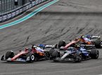Гонщики Ferrari ведут борьбу на трассе с Williams Карлоса Сайнса, фото XPB