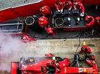Машина Ferrari в боксах на тестах в Барселоне