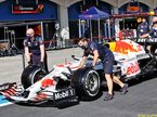 Механики Red Bull везут машину Серхио Переса на техническую инспекцию