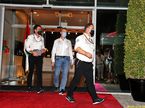 Представители Mercedes во главе с Роном Мидоусом выходят из здания дирекции гонки