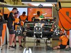 Машина McLaren MCL38 в боксах на автодроме в Мехио, фото XPB