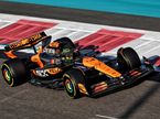 Машина McLaren на тестав в Абу-Даби в декабре 2024 года, фото XPB