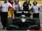 Команда Lotus на тестах в Барселоне