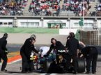 Инженеры Lotus осматривают T128